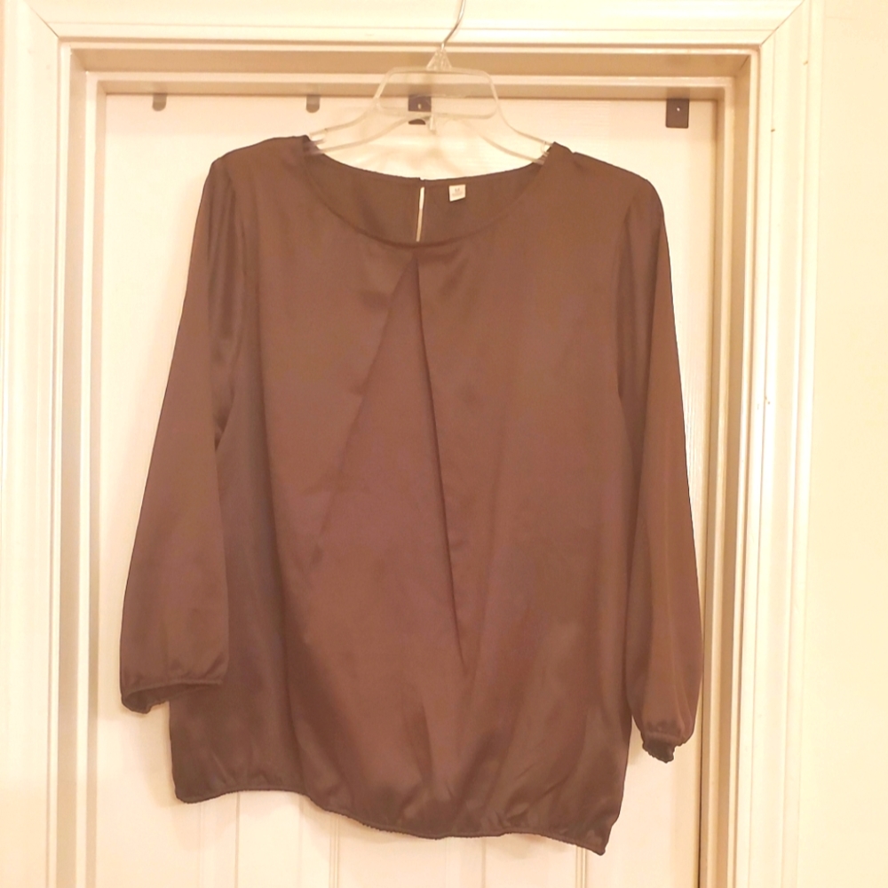 Polyester blouse w/pleated front, key hole back closure. Elastic sleeves, waist